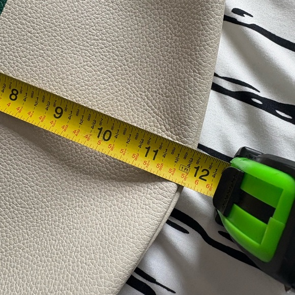 GUCCI LOGO PRINT MESSENGER BAG - Picture 13 of 14